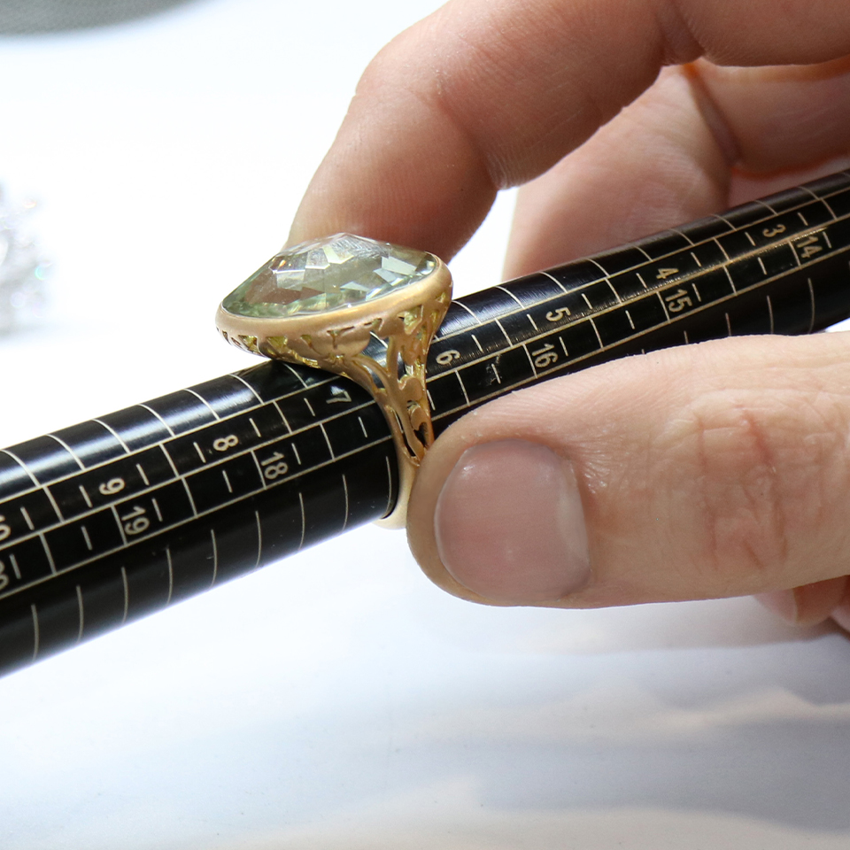 Un taller de relojero en Buy Cheap Luxury Goods