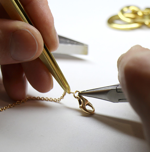Un taller de relojero en Buy Cheap Luxury Goods