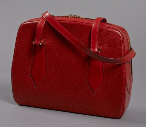 Louis VUITTON, Voltaire en cuir épi rouge, intérieur en suédine rouge. Excellent état. 28 x 33,5 cm.