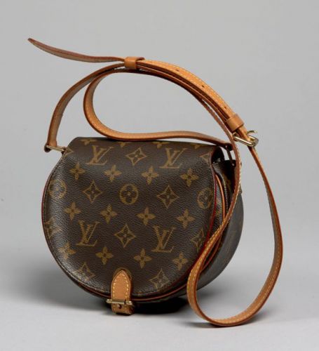 Louis VUITTON, Tambourin en toile Monogram, grande anse réglable en cuir naturel, intérieur en suédine rouge. 16.5 x 19 cm. Parfait état.