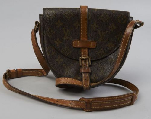 Louis VUITTON, Petite besace Chantilly vintage en toile monogram avec anse réglable. Ouverture par ceinture. Extrémités noircies mais bon état.