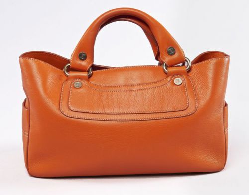 CELINE, Sac Boogie en cuir orange, deux poignées, trois compartiments dont un zippé. 18.5 x 33 cm. Quelques salissures mais bel état général.