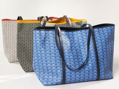 PINEL & PINEL Paris, Trois cabas portés épaule en toile enduite, l'un dans les tons bleus, 30 x 54 cm, le deuxième à motifs bruns sur fond blanc, 28 x 47 cm, le troisième dans les tons verts et gris, 30 x 54 cm. Très bel état.