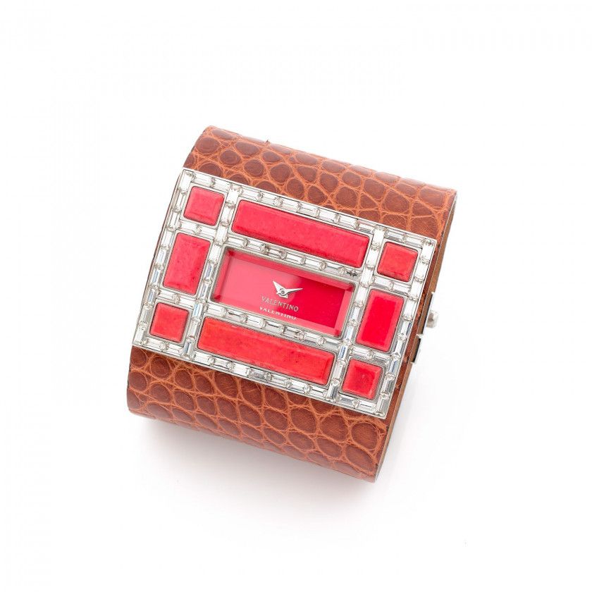 VALENTINO,Cuff by Reg Design, n° 8751100055,Vers 2010,Montre manchette en acier, croco* et pierres d'imitation,Boîtier: rectangulaire, pavé d'éléments imitation corail, signé,Cadran: orange, signé,Mouvement: quartz,Manchette: croco*, fermoir en acier, sig