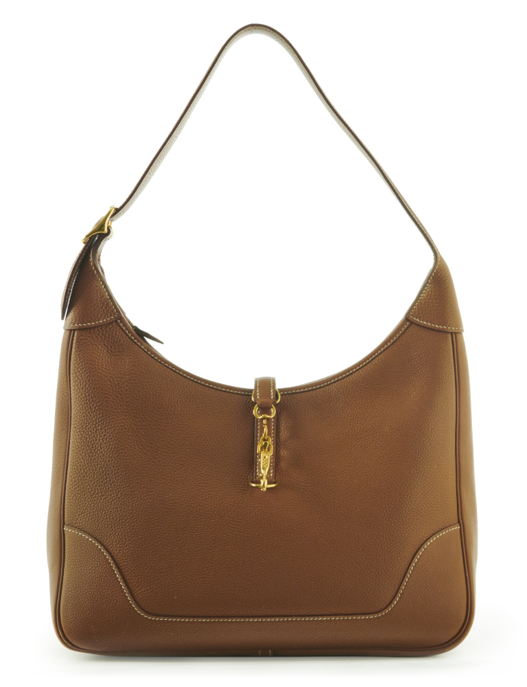 2002
       Sac TRIM Cuir grainé Gold Garniture métal doré Dimensions : 31 x 29 x 8,5 cm