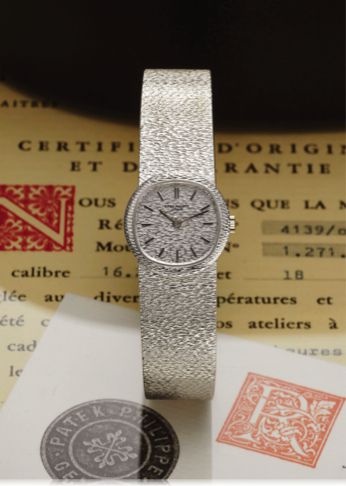 PATEK PHILIPPE REF. 4139 WHITE GOLD.Patek Philippe & Cie, Genève, No. 1271063, case No. 2746880.Ref. 4139/1. Made in 1977..Fine, 18K white gold lady's wristwatch with an integral 18K white.gold Patek Philippe textured mesh bracelet. Accompanied by the.ori