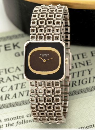 PATEK PHILIPPE REF. 4183 WHITE GOLD.Patek Philippe & Cie, Genève, No. 1269072, Ref. 4183/001..Sold on August 11th, 1976..Fine and unusual, horizontal rectangular, 18K white.gold wristwatch with an integrated 18k white gold Patek.Philippe bracelet. Accompa