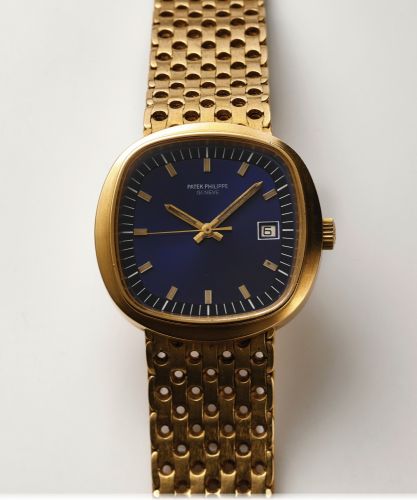 PATEK PHILIPPE REF. 3587.BETA 21 QUARTZ YELLOW GOLD.Patek Philippe, Geneve, No. 5796, case No. 2699656.Ref. 3587/2. Made in 1971..Fine, rare and unusual, center seconds, large, cushion-.shaped, 18K yellow gold quartz wristatch with date and.an integral 18