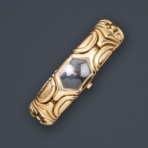 BULGARI - "PARENTESI" - Montre bracelet de dame en or jaune à maillons imbriqués articulés. Cadran noir. Mouvement quartz. Signé Bulgari. A yellow gold watch Poids brut: 110.10g