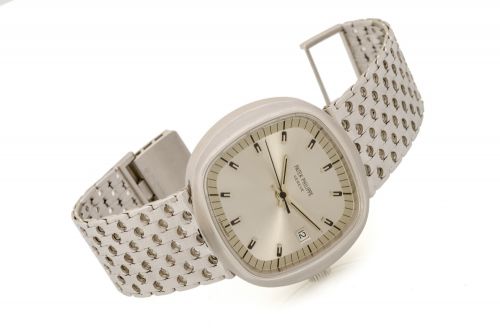 PATEK PHILIPPE REF. 3587/1 BETA 21 WHITE GOLD Rare and unusual center second, water-resistant, large cushion-shaped, 18K white gold wristwatch.