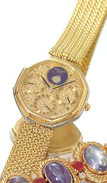 G_rald Genta, Ref. 2213.8, present series..Fine octogonal, astronomic, self-winding, 18ct gold.gentleman's wristwatch with triple date and moon.phases, and with 18 ct gold integrated bracelet.