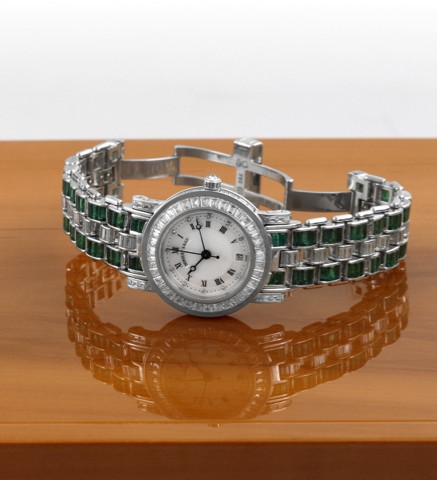 BREGUET HAUTE JOAILLERIE _ PLATINUM, DIAMOND & EMERALDS.Breguet, Horologer de la Marine, Automatique, Marine, No. 1457. Made in the 1990s..Extremely fine and elegant, center-seconds, self-winding, water-resistant, platinum lady's wristwatch with date, set