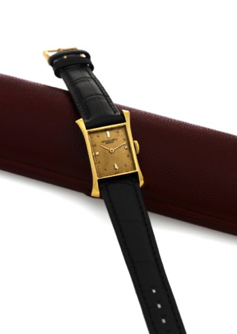 PATEK PHILIPPE REF. 2261 YELLOW GOLD.Patek Philippe & Co, Geneve, movement No. 943664, case.No. 649938, Ref. 2261. Made in the 1940s..Fine, elegant and rare, rectangular flared, 18K yellow gold.lady's wristwatch. Accompanied by the original box.