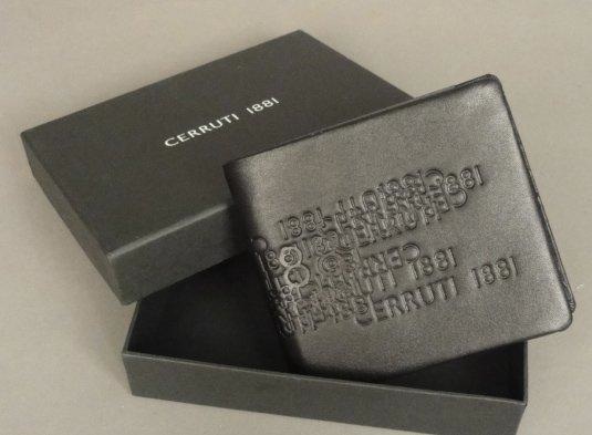CERRUTI 1881 CERRUTI 1881 Portefeuille noir Doublure monogrammée Avec son dust-bag, - vente aux enchères 12/06/2013