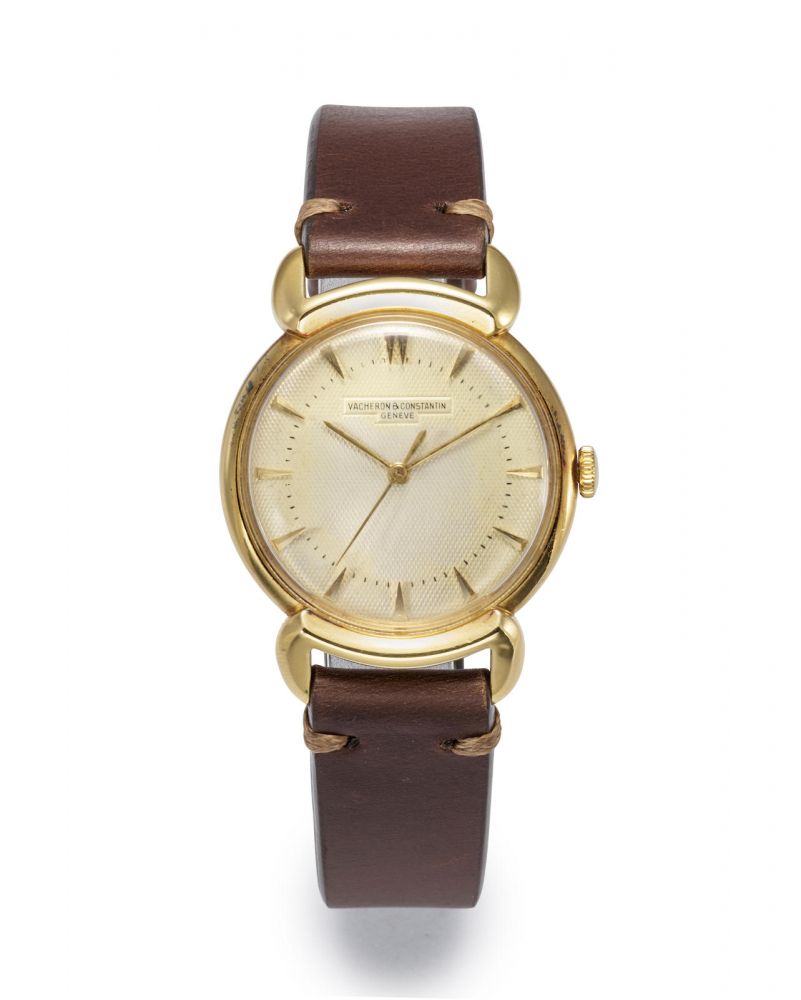 VACHERON & CONSTANTIN. A YELLOW GOLD WRISTWATCH WITH HOODED LUGS AND HONEYCOMB DIAL, CIRCA 1950
