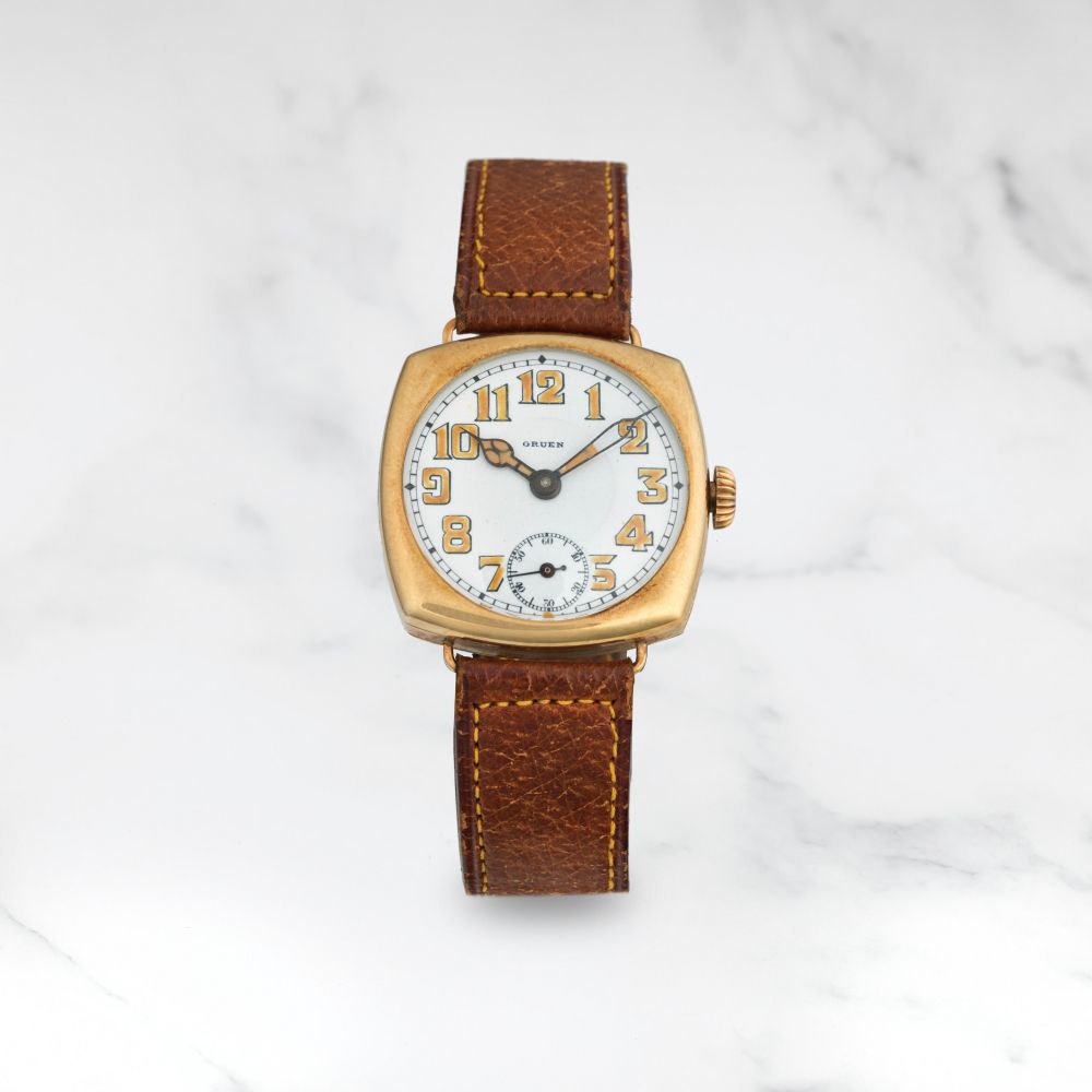 GRUEN. MONTRE BRACELET EN OR JAUNE 14K (585) DE FORME COUSSIN MOUVEMENT MECANIQUE
