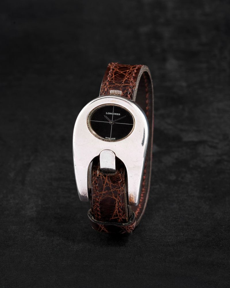 LONGINES. RARE MONTRE BRACELET EN ARGENT (925) DE FORME BOUCLE MOUVEMENT MECANIQUE DESSINE PAR SERGE MANZON