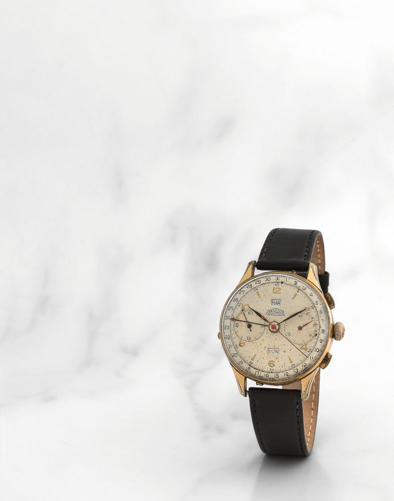 Angelus. Chronographe bracelet en plaqué or triple calendrier mouvement mécanique