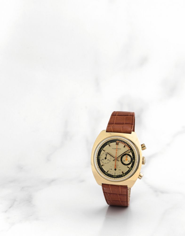 Longines. Chronographe bracelet en or jaune 18K (750) de forme tonneau mouvement mécanique
