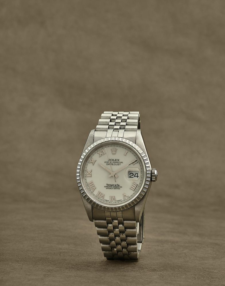 Rolex. Belle montre bracelet en acier avec date distribuée par Tiffany & Co. mouvement automatique