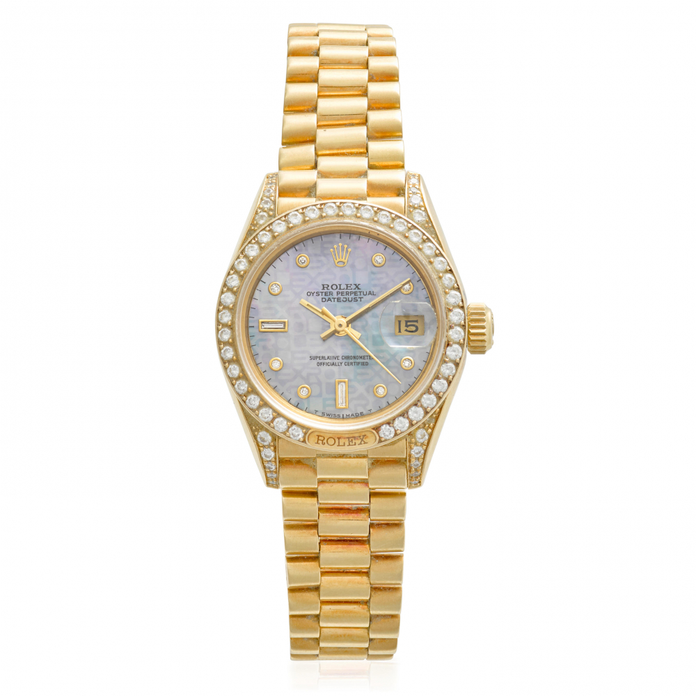 ROLEX. A LADY'S 18K GOLD DIAMOND SET AUTOMATIC CALENDAR BRACELET WATCH