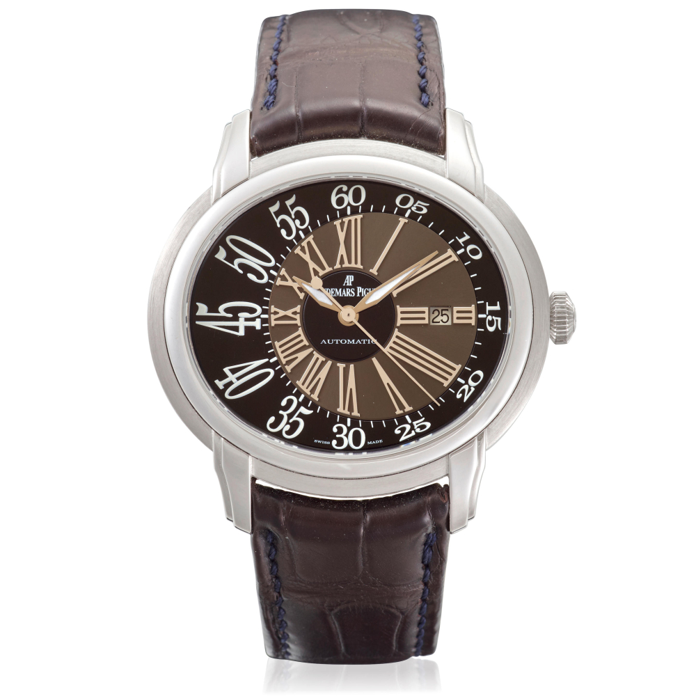 AUDEMARS PIGUET. AN 18K WHITE GOLD AUTOMATIC CALENDAR WRISTWATCH
