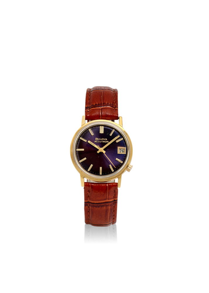 [NO RESERVE] BULOVA. AN 18K GOLD QUARTZ CALENDAR WRISTWATCH