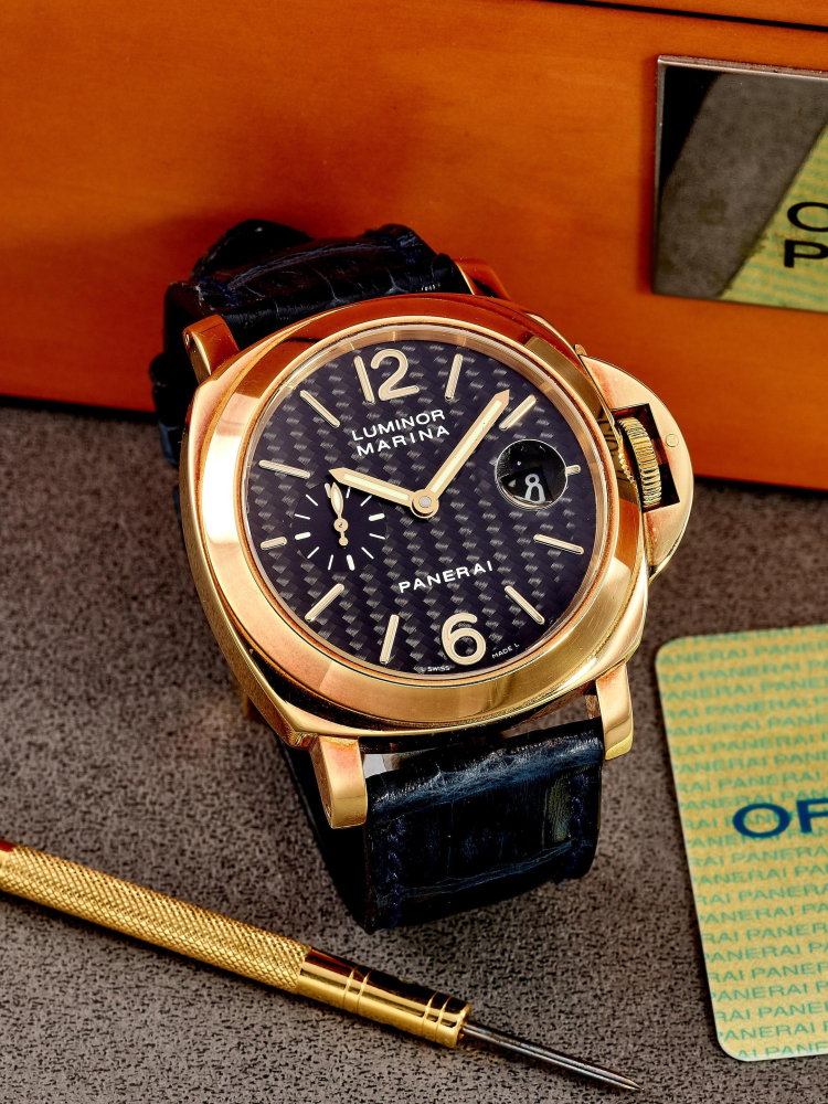 PANERAI | LUMINOR MARINA, REF.PAM00140, A YELLOW GOLD WRISTWATCH WITH CARBON DIAL AND DATE, CIRCA 2006