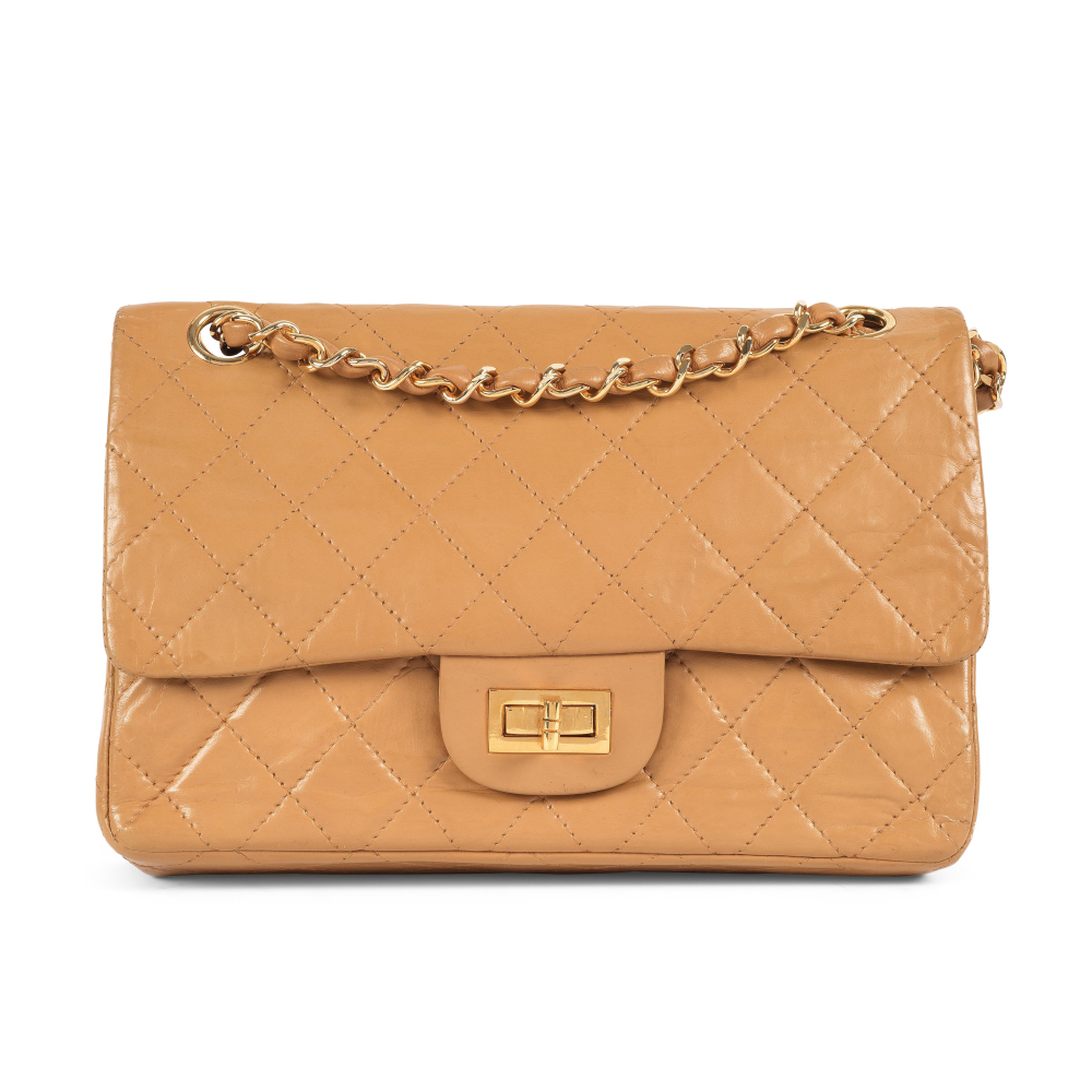 CHANEL. Sac 2.55 en veau beige reteint.