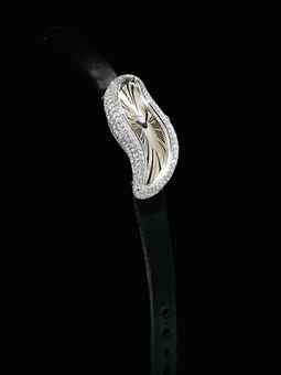 CARTIER. A LADY'S FINE AND RARE 18K WHITE GOLD AND DIAMOND-SET ASYMMETRICAL WRISTWATCH