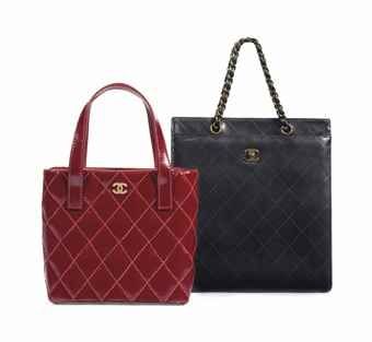 SAC EN AGNEAU NOIR, GARNITURE EN MÉTAL DORÉ VIEILLI & SAC PETIT SHOPPING EN CUIR VERNIS ROUGE