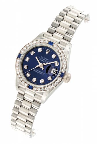 ROLEX. A LADY/bb’/bbS FINE 18K WHITE GOLD, DIAMOND AND SAPPHIRE-SET AUTOMATIC WRISTWATCH WITH SWEEP CENTRE SECONDS, DATE AND BRACELET/b
