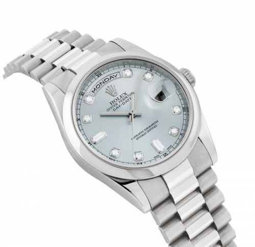 ROLEX. A FINE PLATINUM AND DIAMOND-SET AUTOMATIC WRISTWATCH WITH SWEEP CENTRE SECONDS, DAY, DATE AND BRACELET