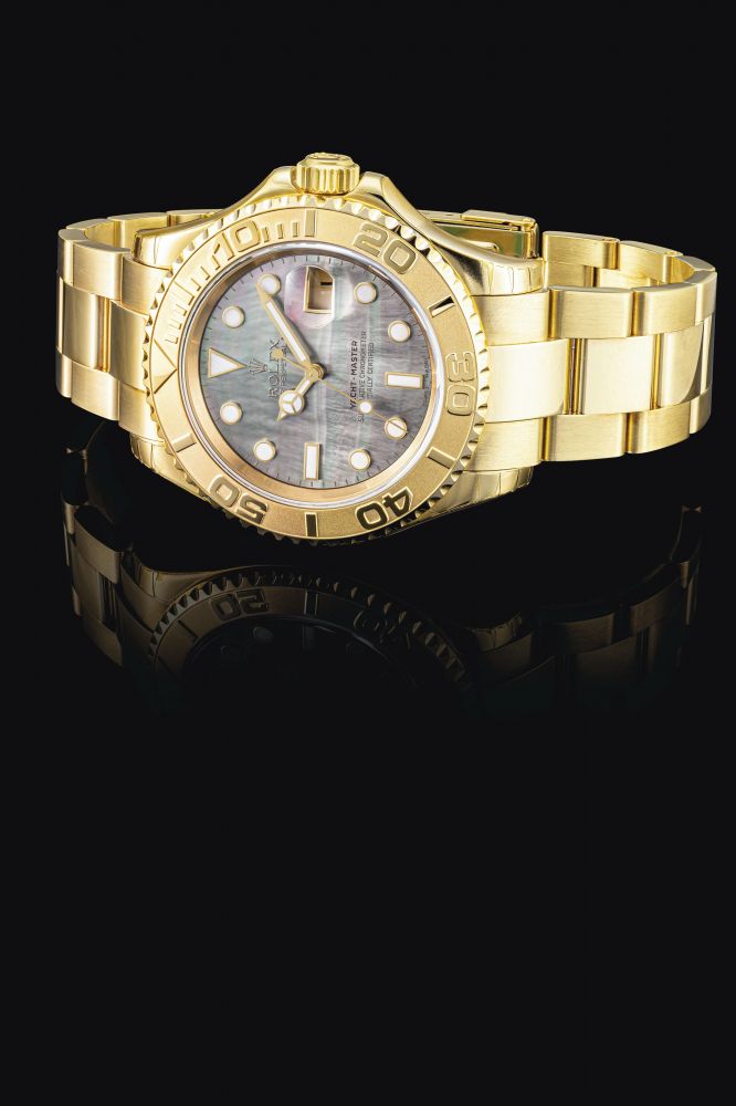 ROLEX. AN 18K GOLD AUTOMATIC WRISTWATCH WITH SWEEP CENTRE SECONDS, DATE, BRACELET AND MOTHER-OF-PEARL DIAL