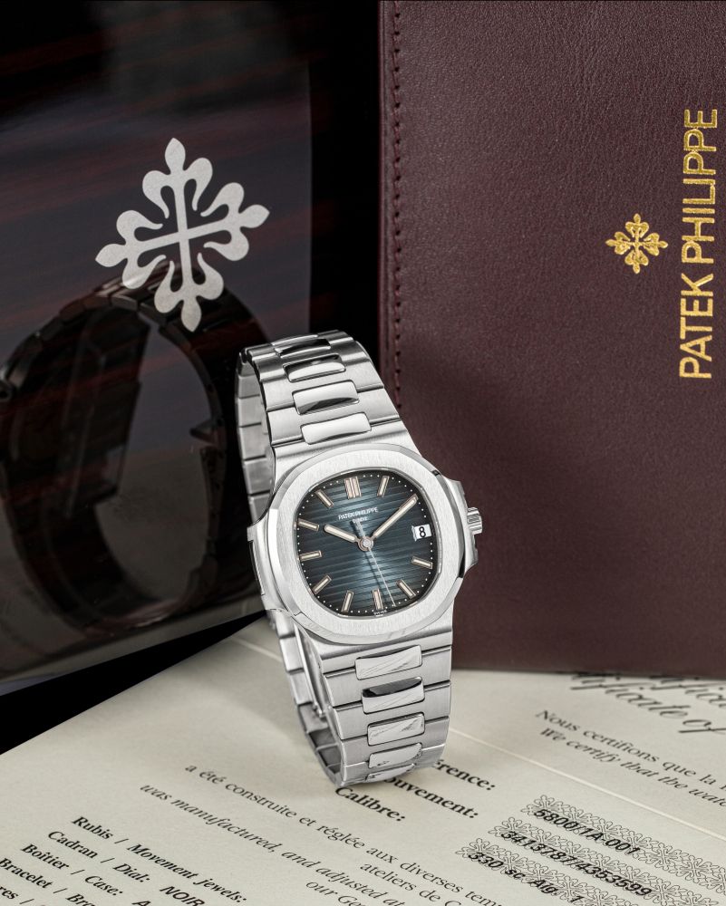 PATEK PHILIPPE. A STAINLESS STEEL AUTOMATIC WRISTWATCH WITH SWEEP CENTRE SECONDS, DATE AND BRACELET