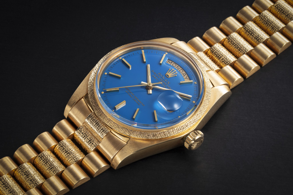 ROLEX, DAY-DATE REF. 1811, A GOLD AUTOMATIC WRISTWATCH WITH BLUE STELLA LACQUER DIAL -