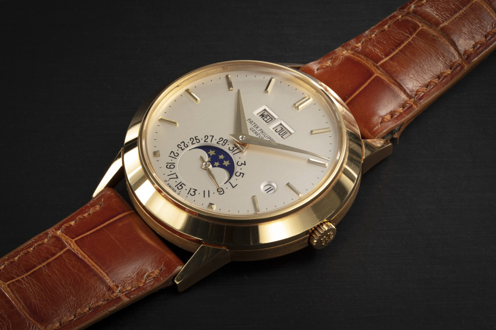 PATEK PHILIPPE, REF. 3450-100, A RARE GOLD AUTOMATIC PERPETUAL CALENDAR WITH SAPPHIRE CRYSTAL CASEBACK - CASE