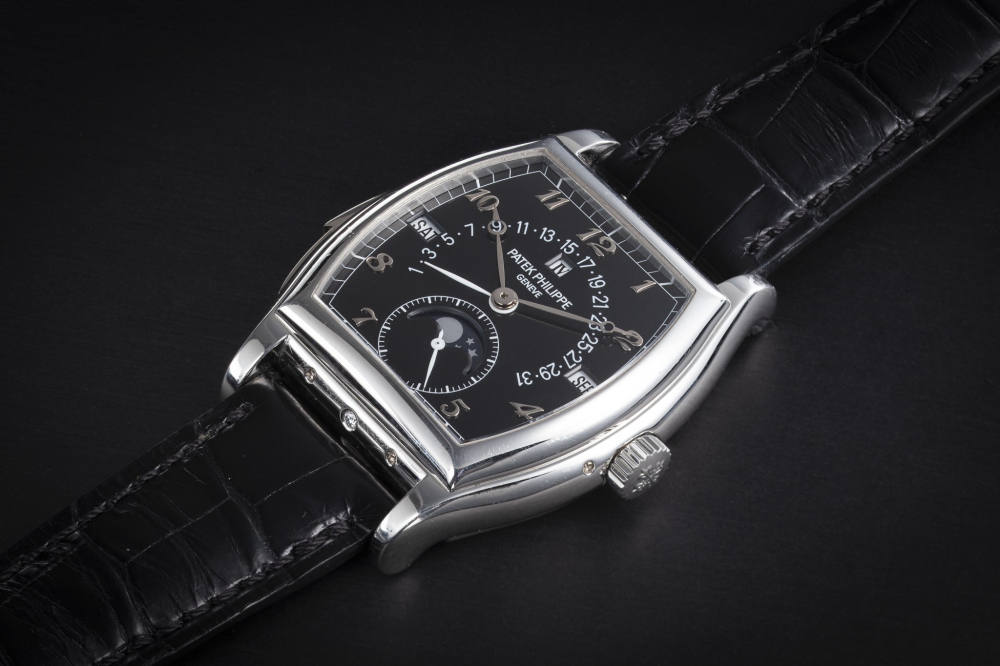 PATEK PHILIPPE REF. 5013P, A PLATINUM TONNEAU MINUTE REPEATER WITH RETROGRADE PERPETUAL CALENDAR - CASE