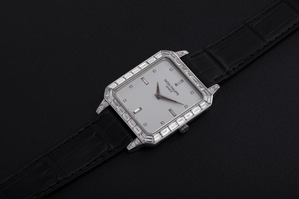 PATEK PHILIPPE, REF. 5007P, A PLATINUM DRESS WATCH WITH BAGUETTE-CUT DIAMONDS - CASE