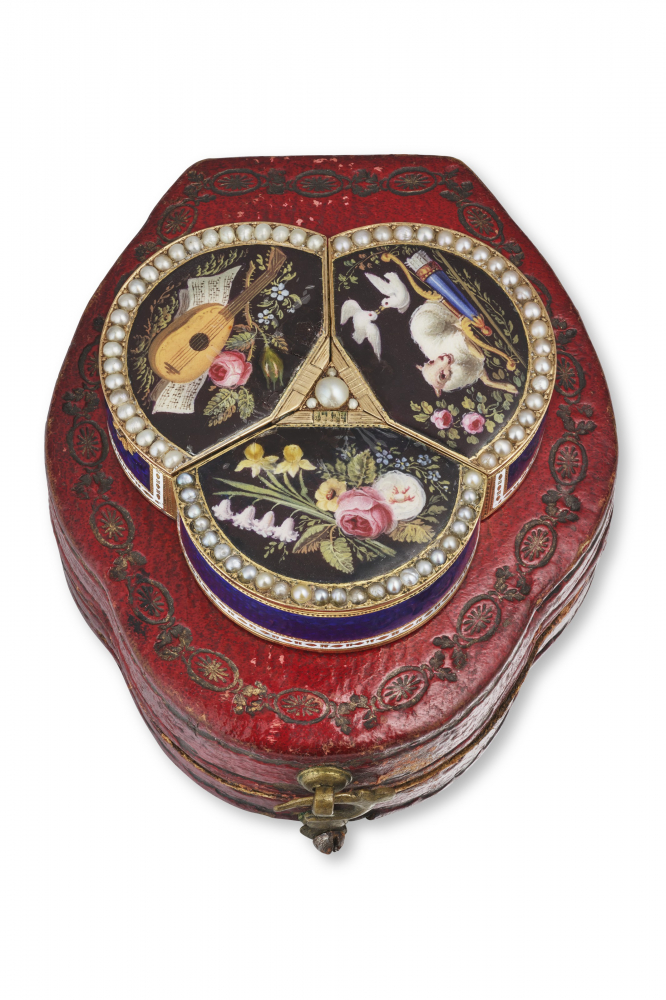ATTRIBUTED TO PIGUET & CAPT. AN EXCEPTIONALLY RARE AND VERY FINE 18K GOLD AND ENAMEL PEARL-SET TREFOIL-SHAPED MUSICAL VINAIGRETTE WITH AUTOMATON SCENE AND WATCH, ORIGINAL FITTED BOX