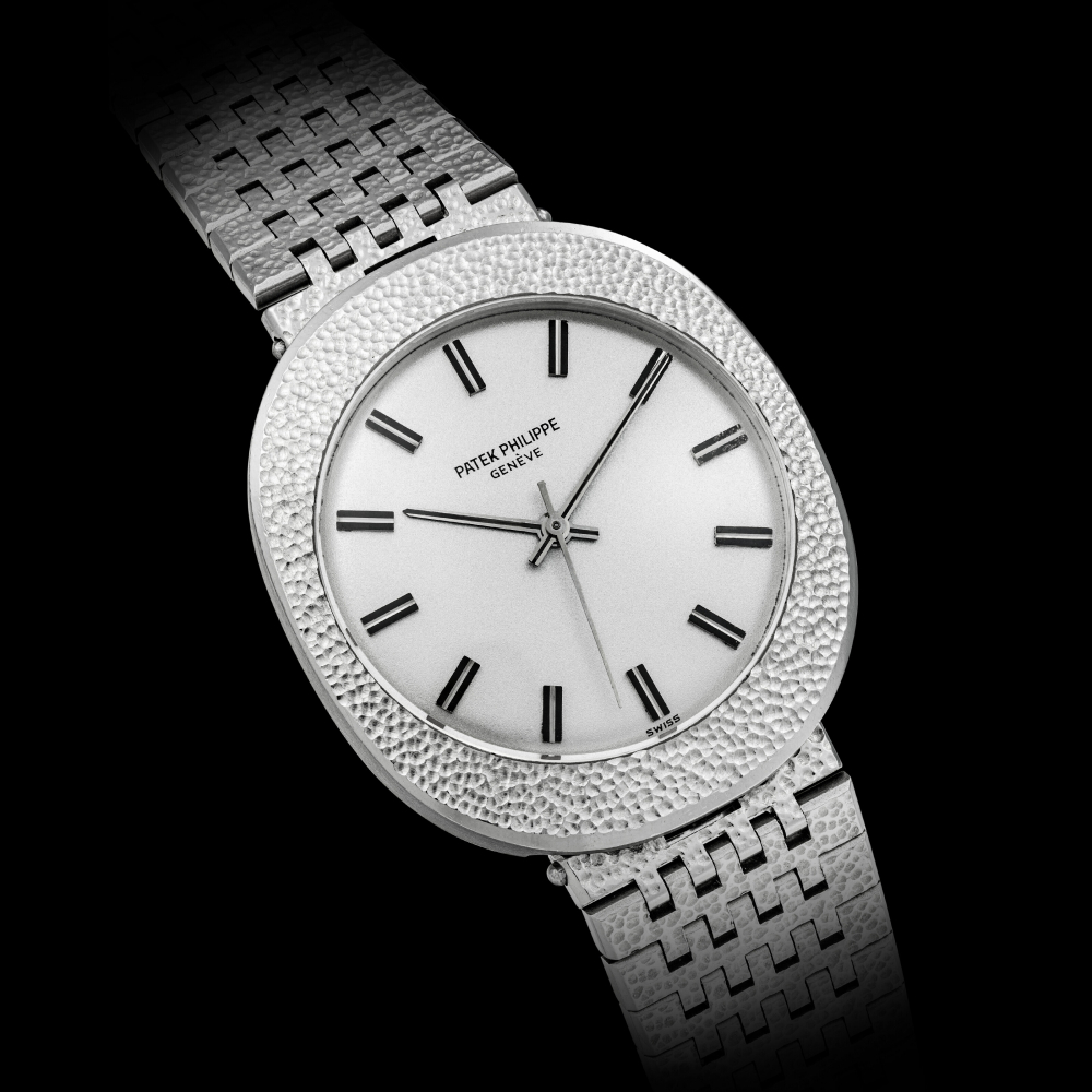 PATEK PHILIPPE. A STAINLESS STEEL AUTOMATIC WRISTWATCH WITH SWEEP CENTRE SECONDS AND BRACELET