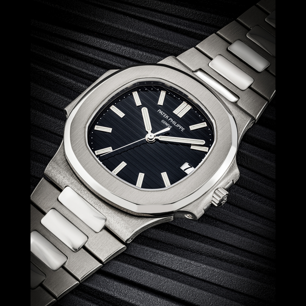 PATEK PHILIPPE. A RARE 18K WHITE GOLD AUTOMATIC WRISTWATCH WITH SWEEP CENTRE SECONDS, DATE AND BRACELET