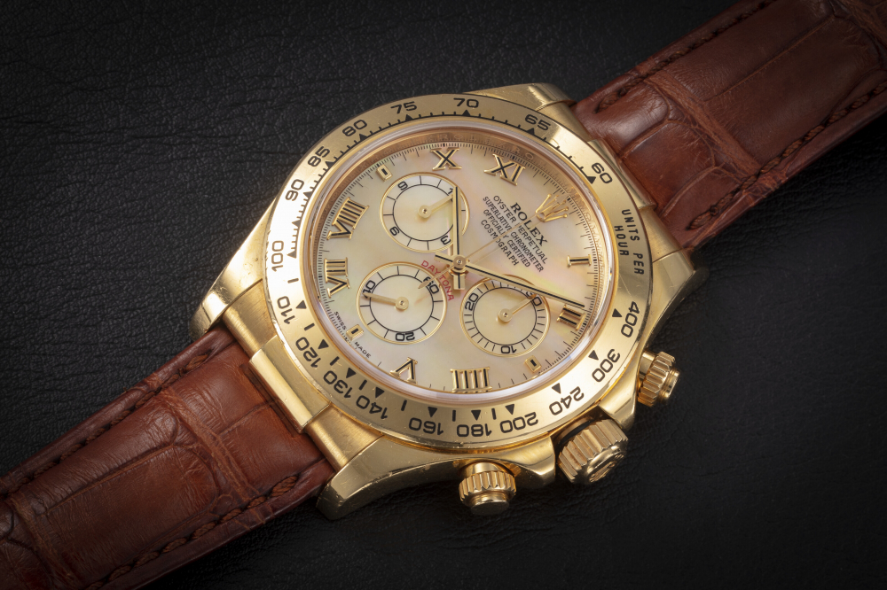 ROLEX, DAYTONA REF. 116518, A GOLD CHRONOGRAPH WRISTWATCH WITH MOTHER-OF-PEARL DIAL - CASE