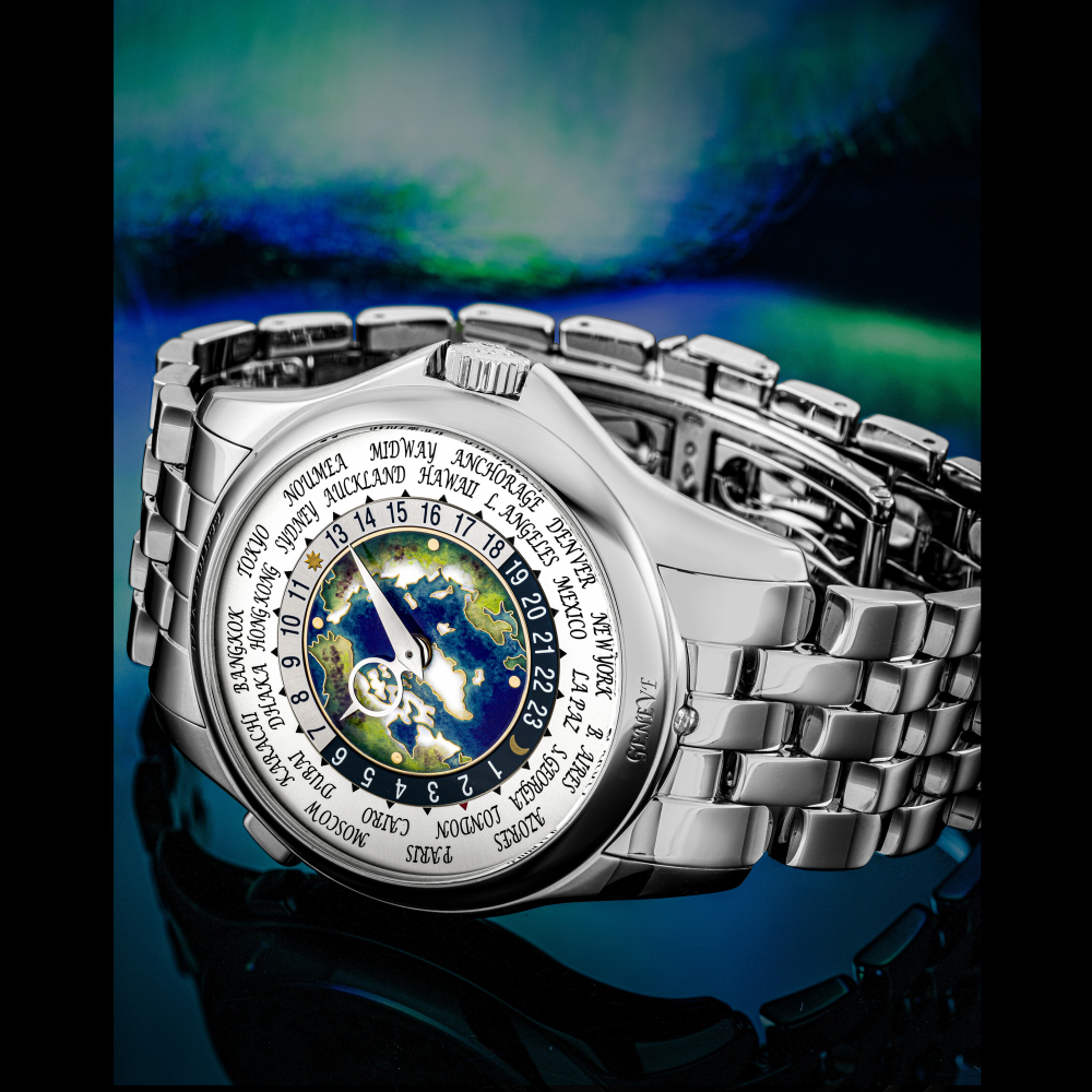 PATEK PHILIPPE. A RARE AND IMPRESSIVE PLATINUM AUTOMATIC WORLD TIME WRISTWATCH WITH CLOISONNÉ ENAMEL DIAL AND BRACELET