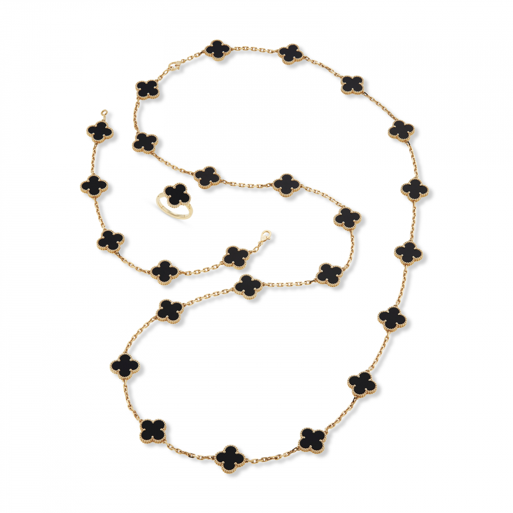 VAN CLEEF & ARPELS SET OF ONYX 'ALHAMBRA' JEWELLERY WITH AN ASSOCIATED RING -