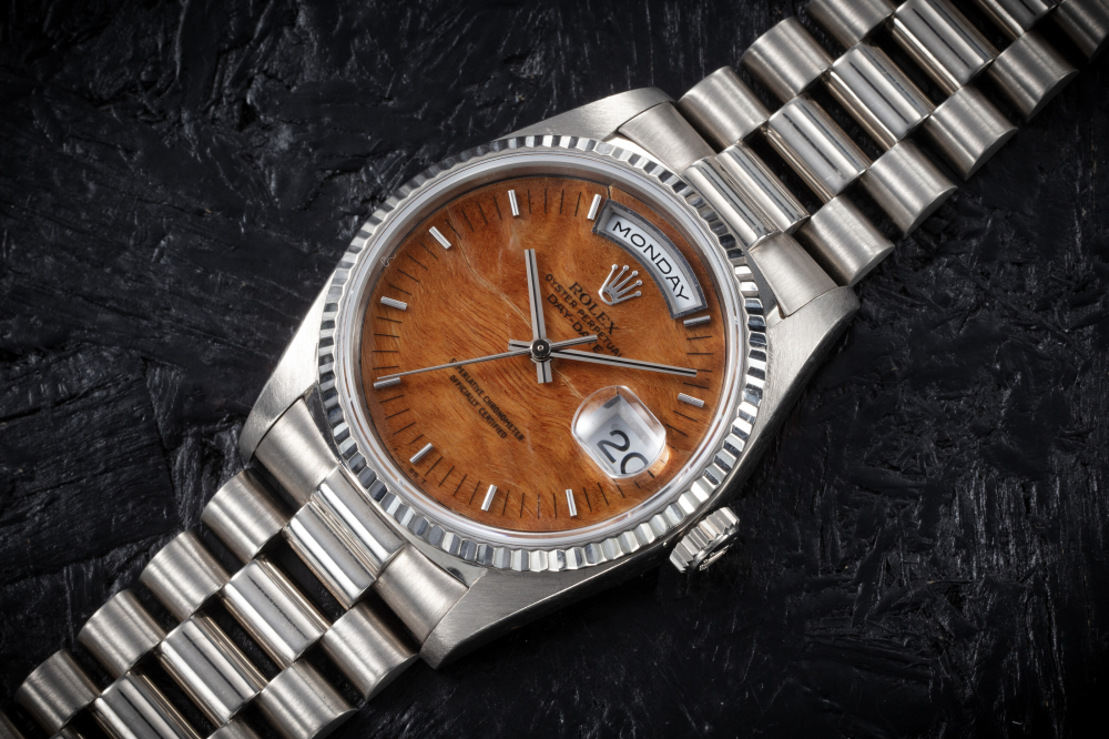 ROLEX, DAY-DATE REF. 18239, AN ATTRACTIVE GOLD AUTOMATIC WRISTWATCH WITH WOOD DIAL