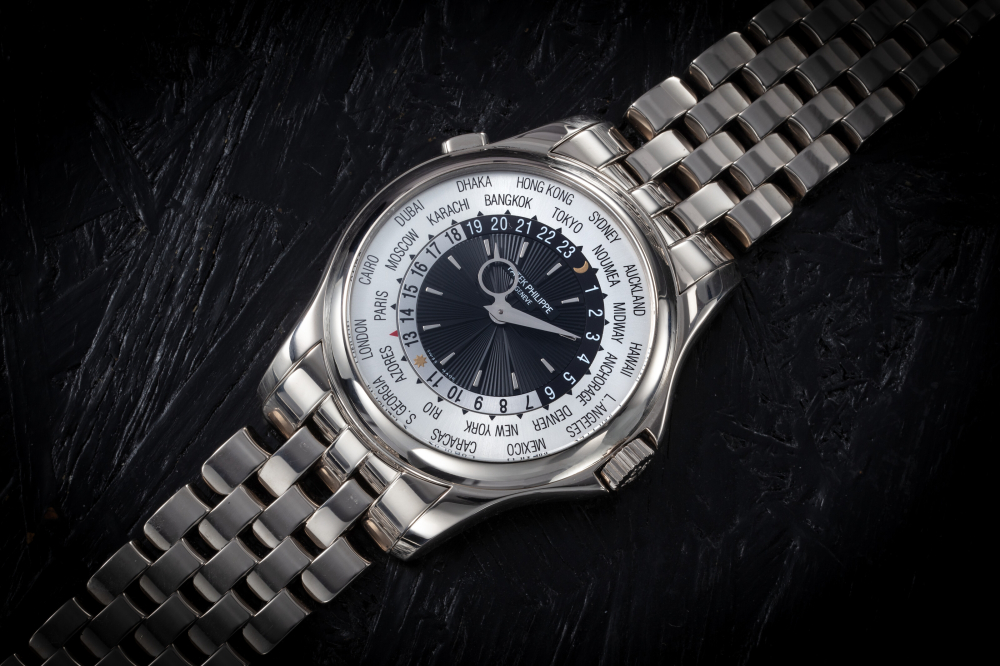PATEK PHILIPPE, REF. 5130/1G-010, A FINE GOLD AUTOMATIC WORLD TIME WRISTWATCH WITH BRACELET