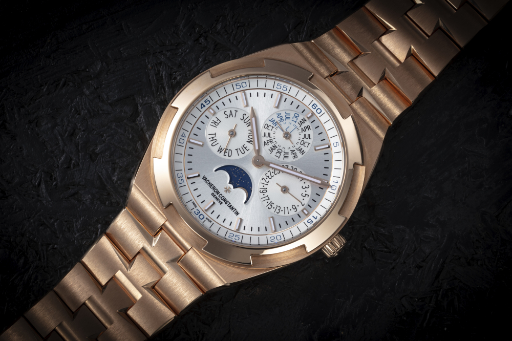 VACHERON CONSTATIN, OVERSEAS REF. 4300V/120R-B064, A FINE, RARE, AND SLIM GOLD AUTOMATIC PERPETUAL CALENDAR WRISTWATCH WITH BRACELET