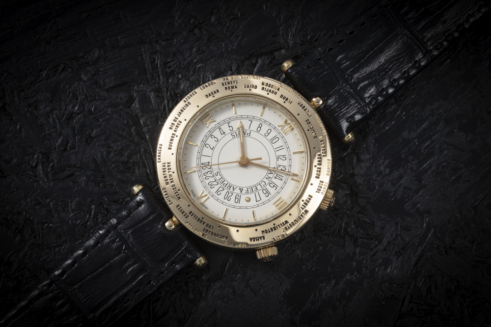 VAN CLEEF & ARPELS, TRAVELLER, AN 18K GOLD WORLD TIME WRISTWATCH WITH ALARM