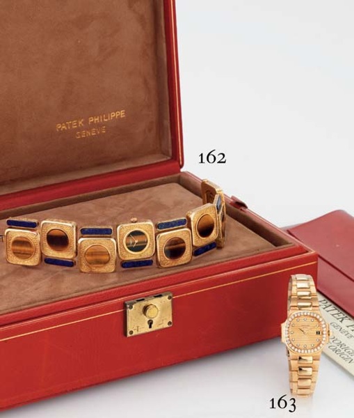 PATEK PHILIPPE. A FINE AND VERY RARE LADY'S 18K GOLD, TIGER'S EYE AND LAPIS LAZULI BRACELET WATCH